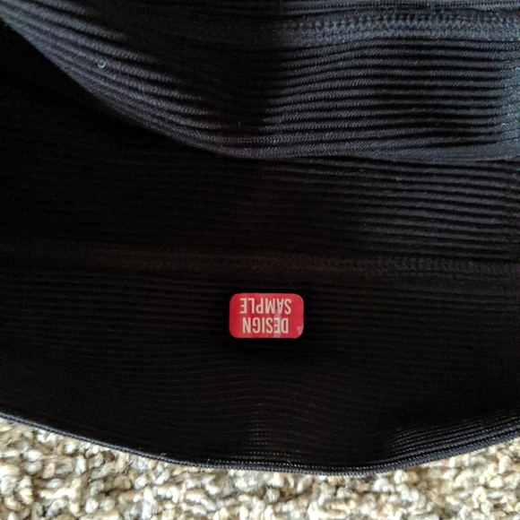 5/$20 Ribbed body con skirt - Picture 3 of 3